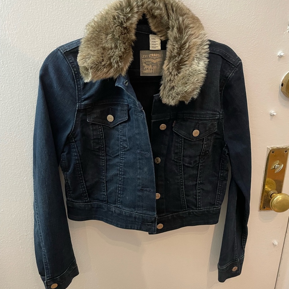 Levi’s cropped denim fur collar jacket